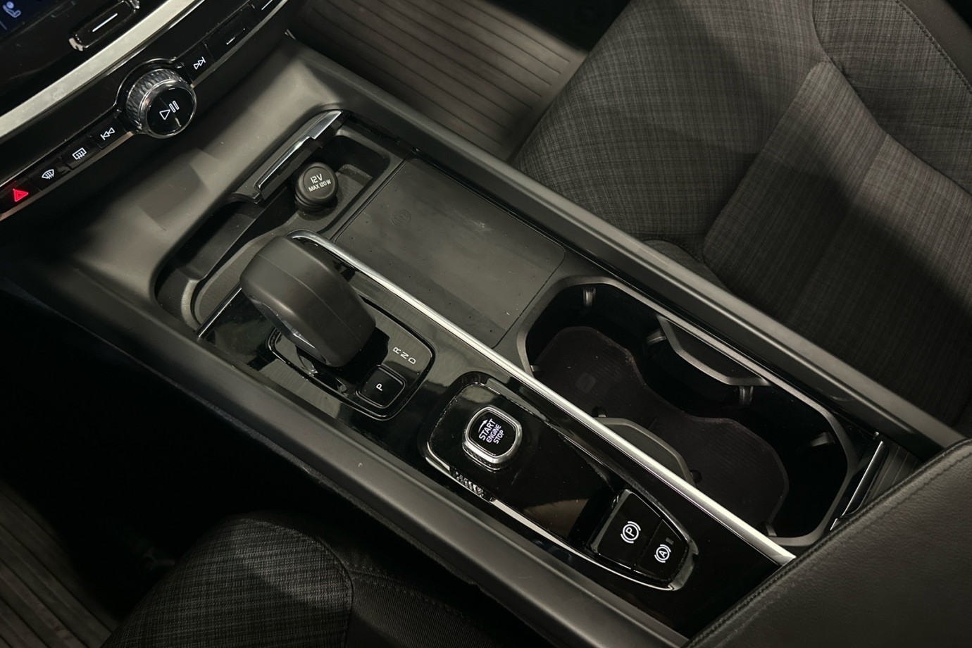 Esittelykuva VOLVO V60 CROSS COUNTRY kevythybridiautosta.