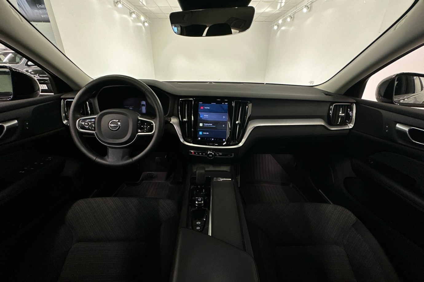 Esittelykuva VOLVO V60 CROSS COUNTRY kevythybridiautosta.