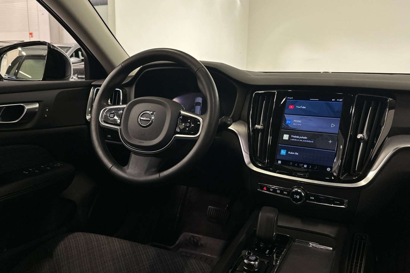 Esittelykuva VOLVO V60 CROSS COUNTRY kevythybridiautosta.