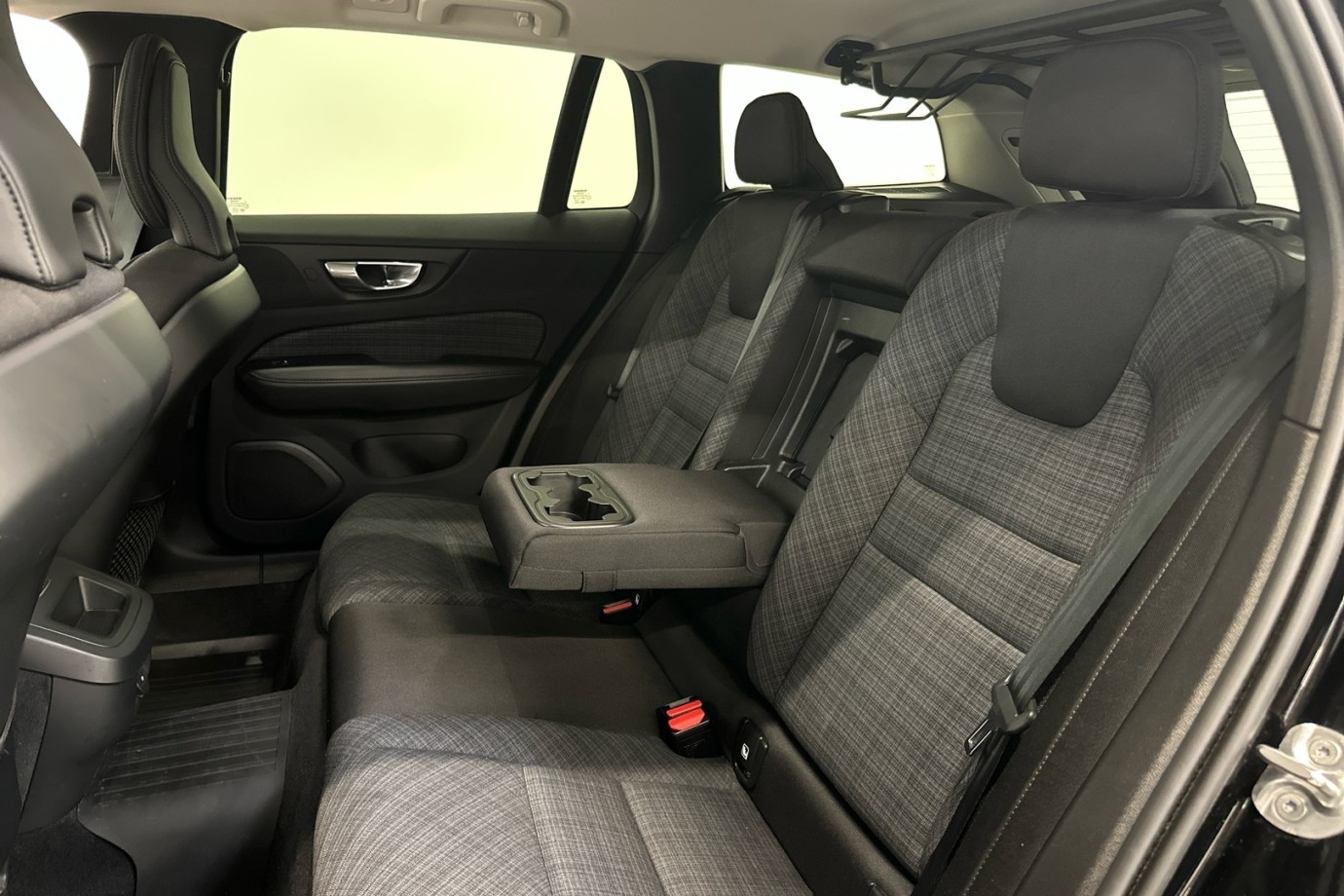 Esittelykuva VOLVO V60 CROSS COUNTRY kevythybridiautosta.