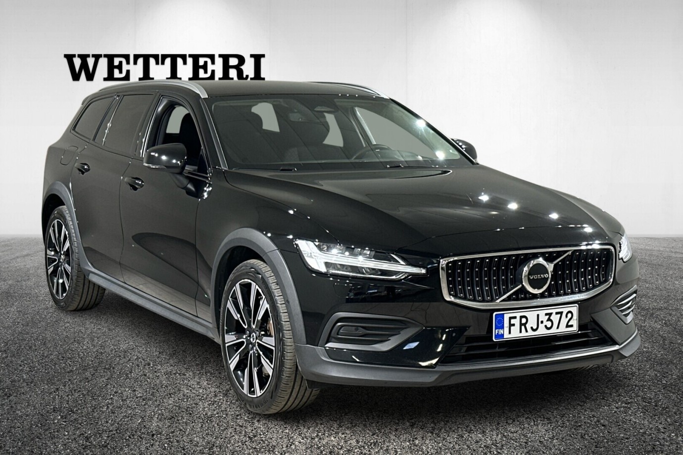 Esittelykuva VOLVO V60 CROSS COUNTRY kevythybridiautosta.