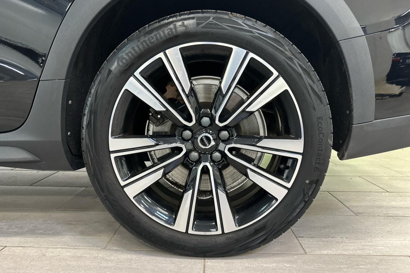 Esittelykuva VOLVO V60 CROSS COUNTRY kevythybridiautosta.