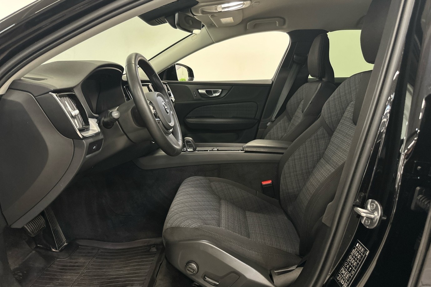 Esittelykuva VOLVO V60 CROSS COUNTRY kevythybridiautosta.