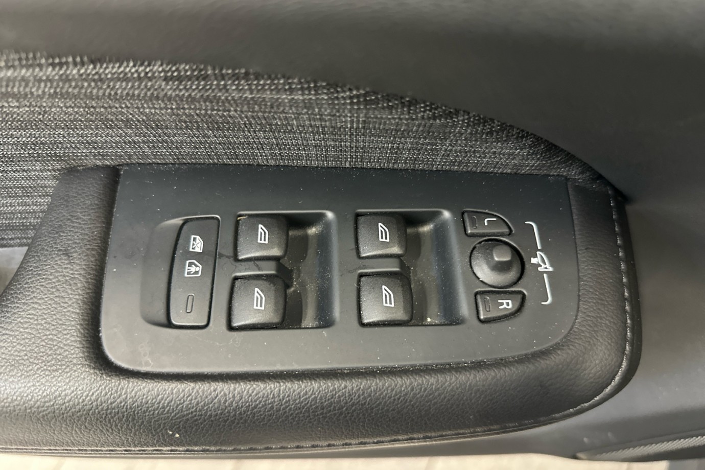 Esittelykuva VOLVO V60 CROSS COUNTRY kevythybridiautosta.