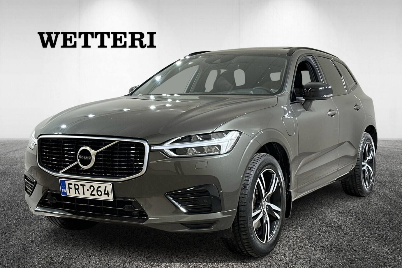 Esittelykuva VOLVO XC60 lataushybridiautosta.