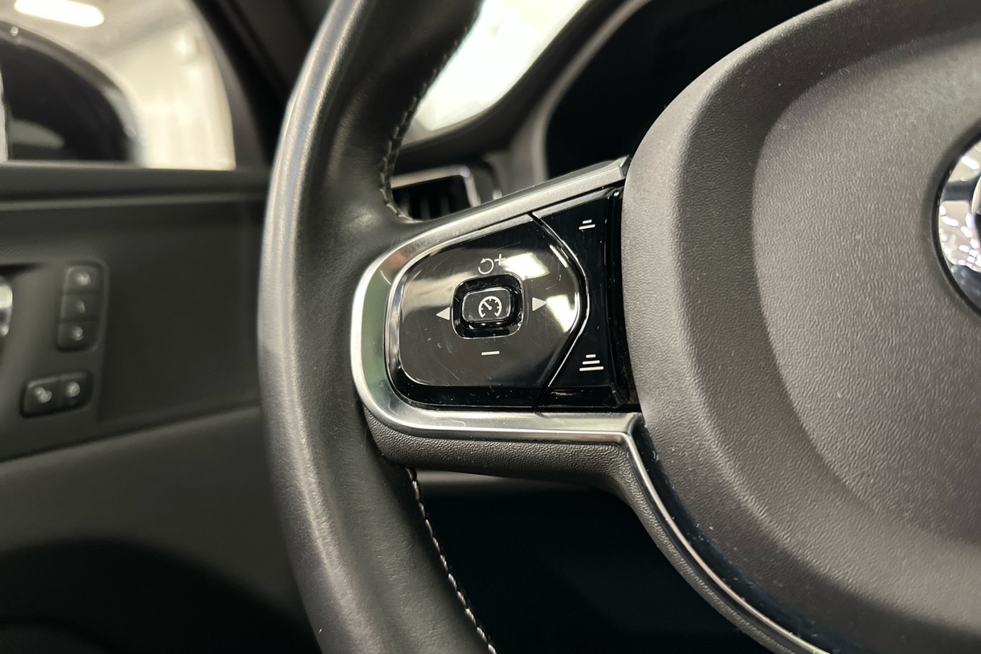 Esittelykuva VOLVO XC60 lataushybridiautosta.