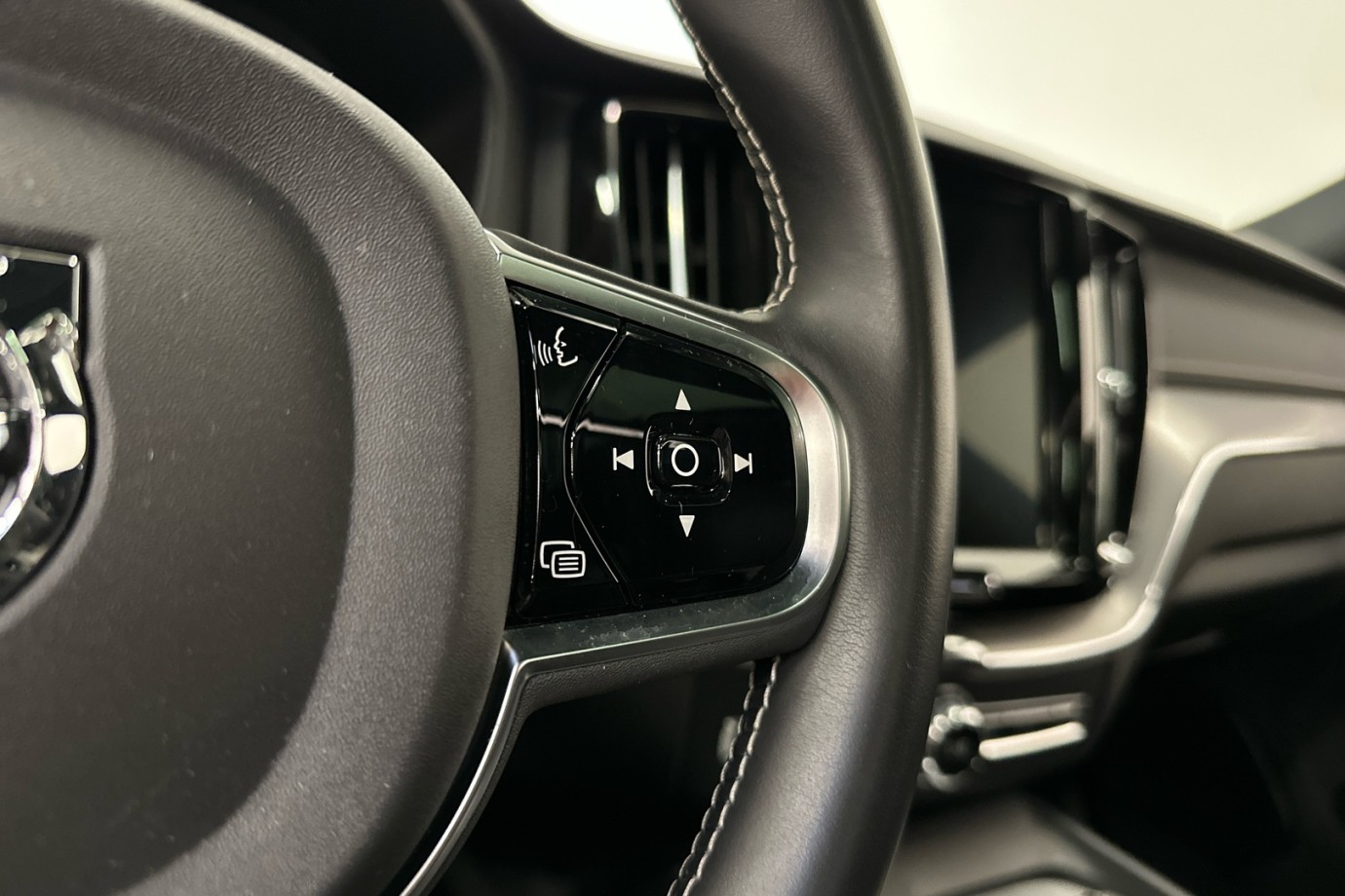 Esittelykuva VOLVO XC60 lataushybridiautosta.