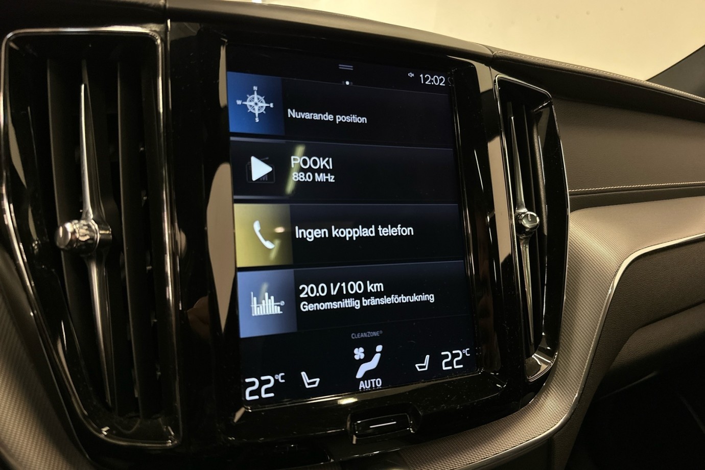 Esittelykuva VOLVO XC60 lataushybridiautosta.
