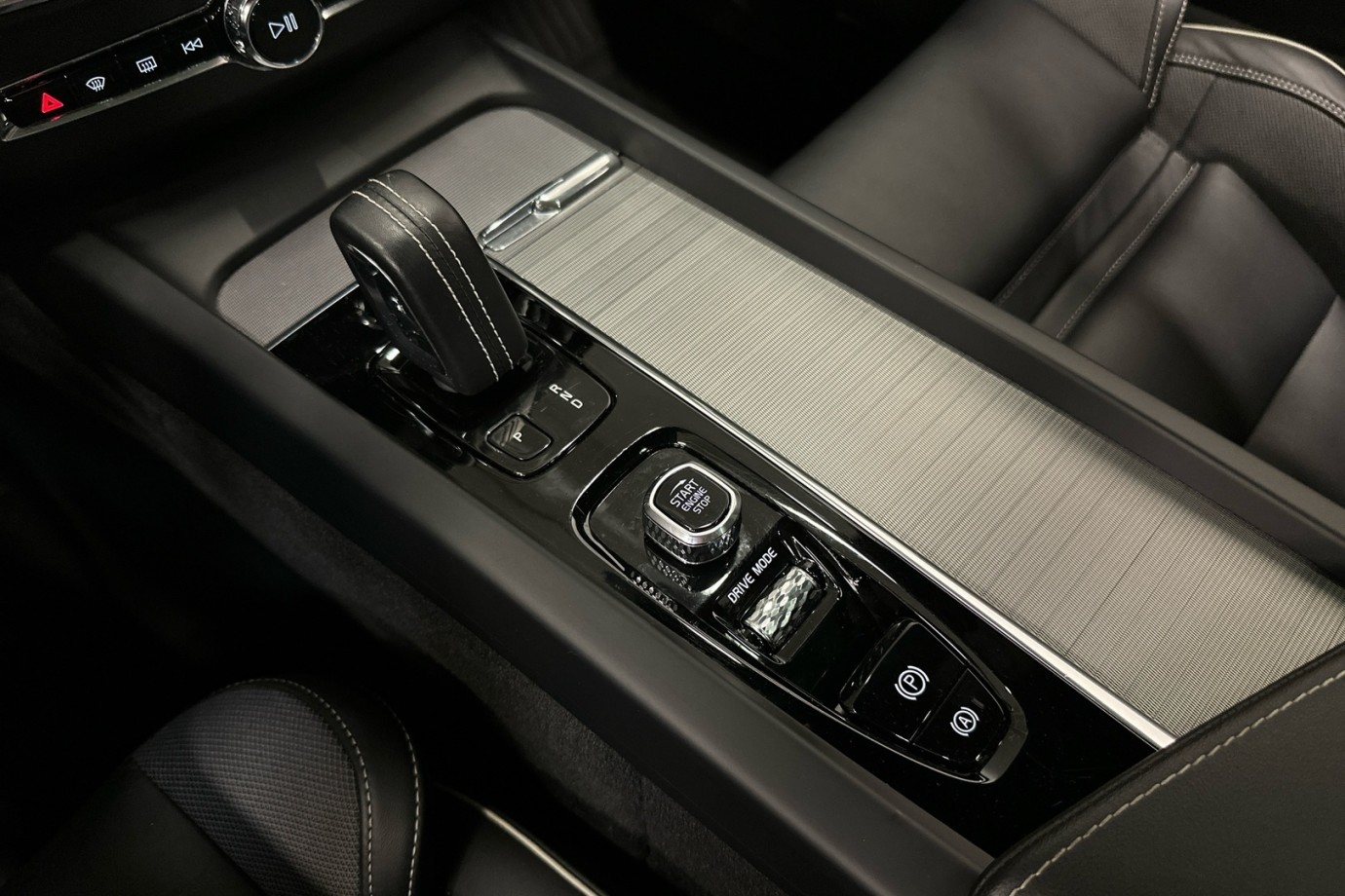 Esittelykuva VOLVO XC60 lataushybridiautosta.