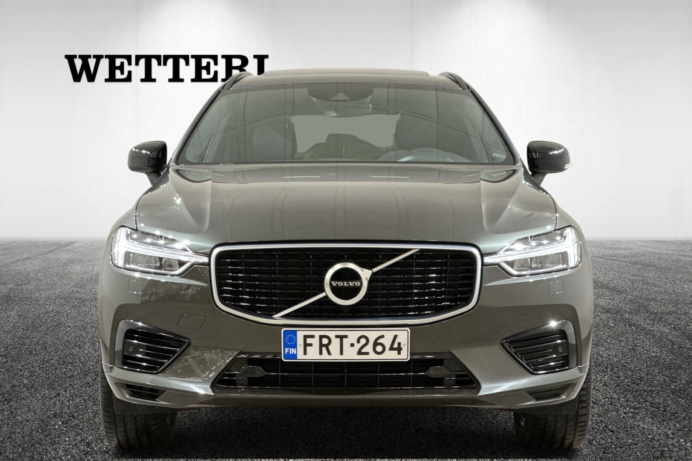 Esittelykuva VOLVO XC60 lataushybridiautosta.