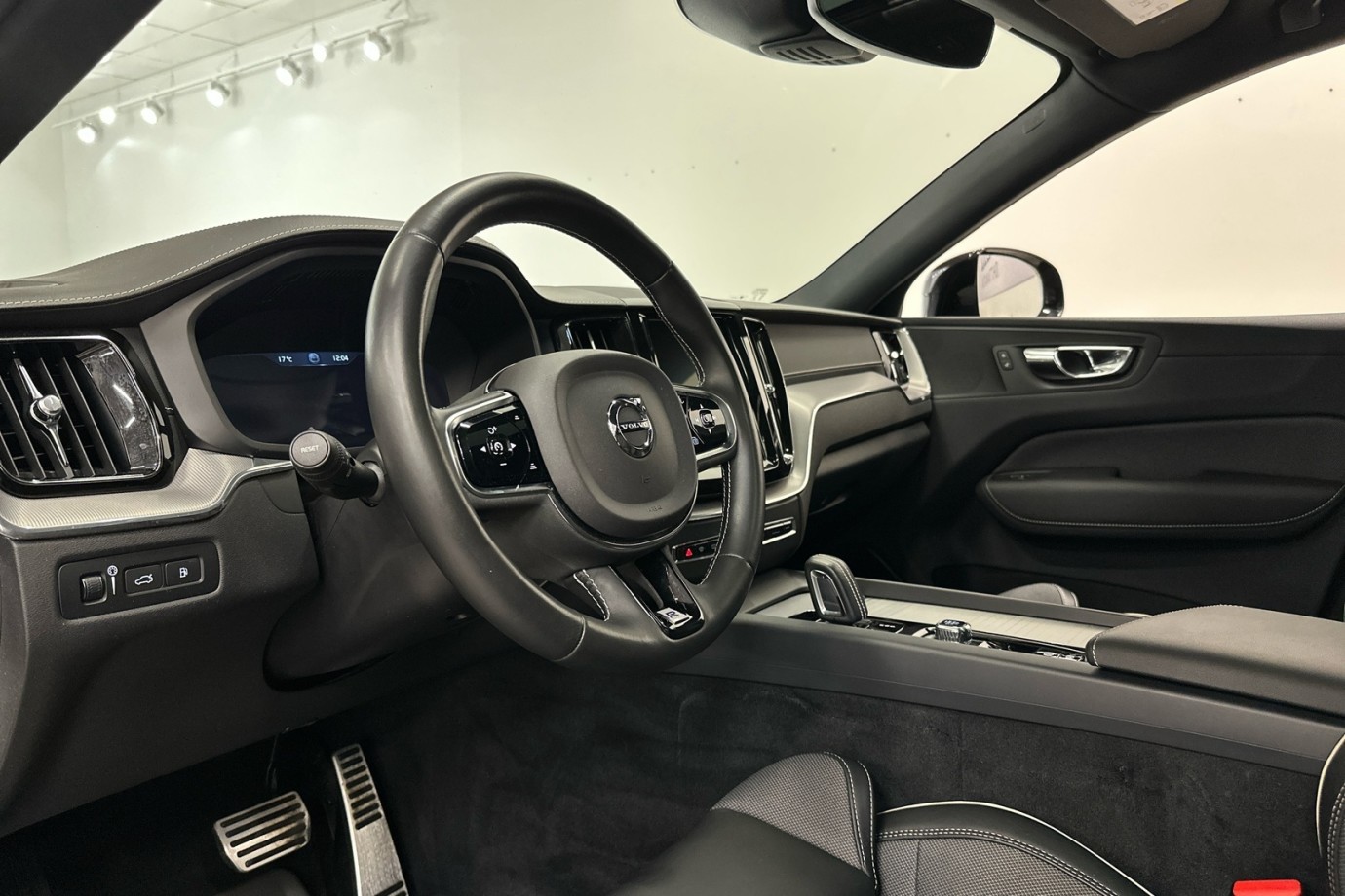 Esittelykuva VOLVO XC60 lataushybridiautosta.