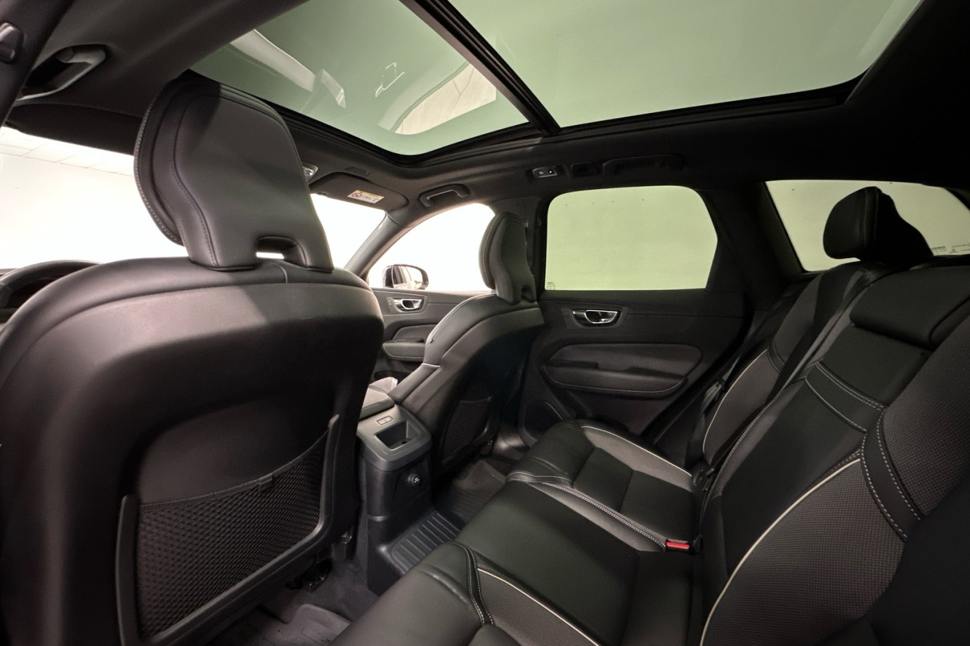 Esittelykuva VOLVO XC60 lataushybridiautosta.