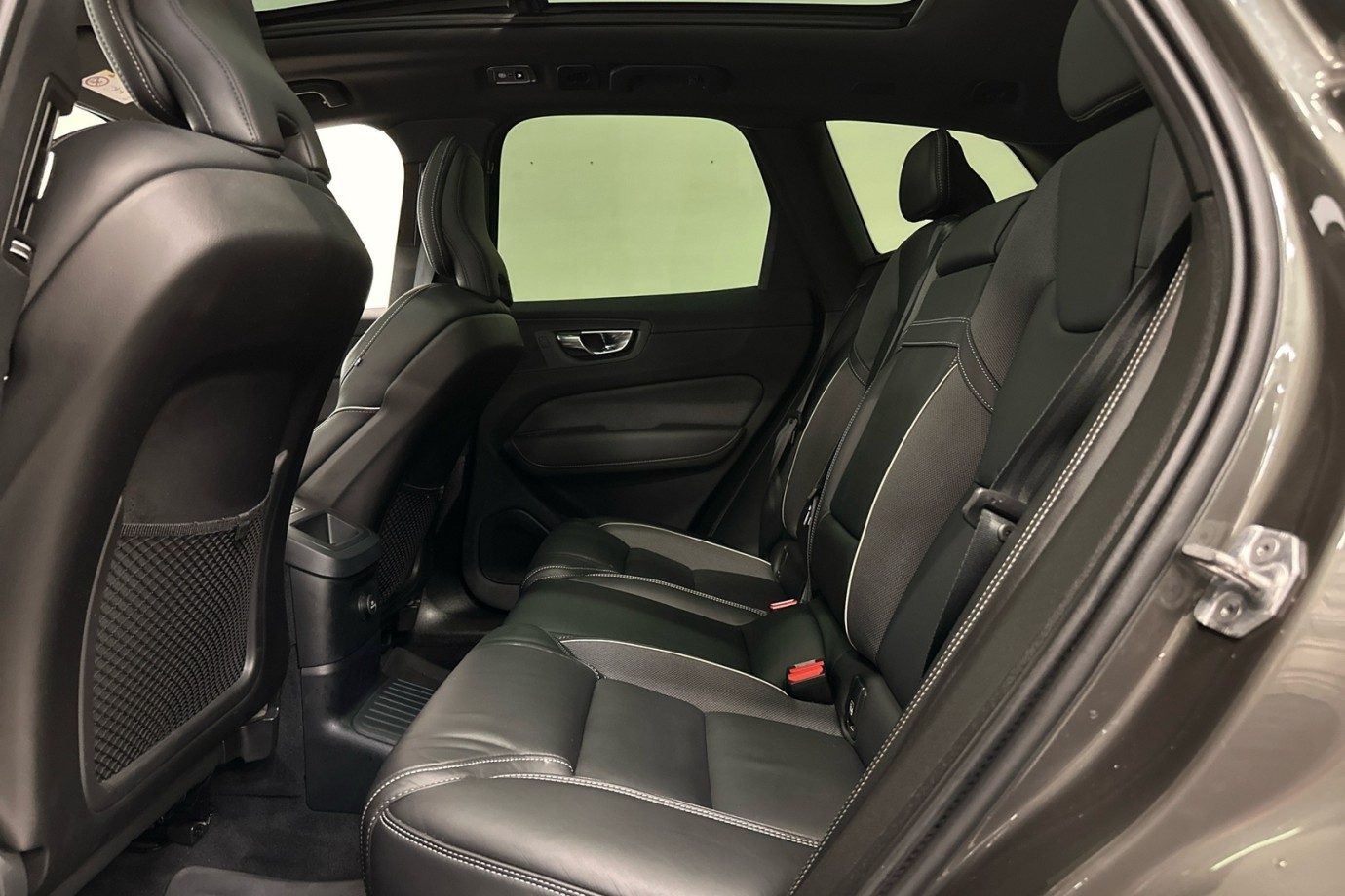 Esittelykuva VOLVO XC60 lataushybridiautosta.