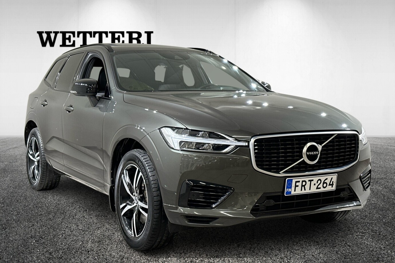 Esittelykuva VOLVO XC60 lataushybridiautosta.