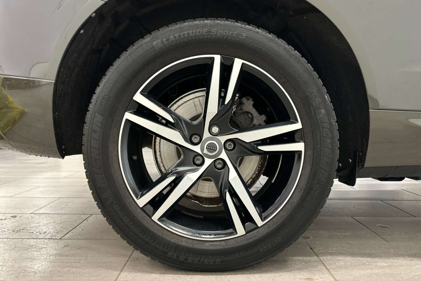Esittelykuva VOLVO XC60 lataushybridiautosta.