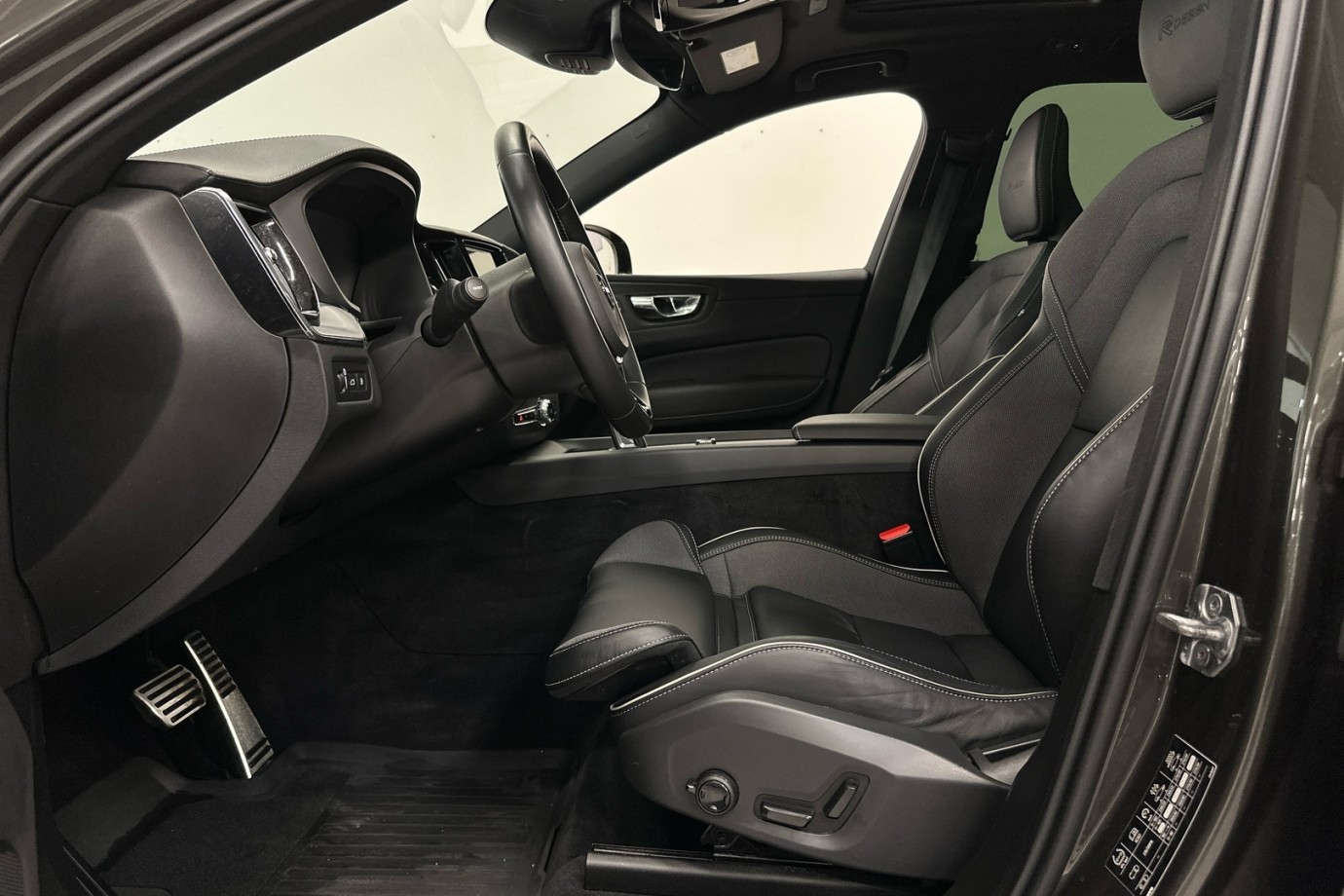 Esittelykuva VOLVO XC60 lataushybridiautosta.