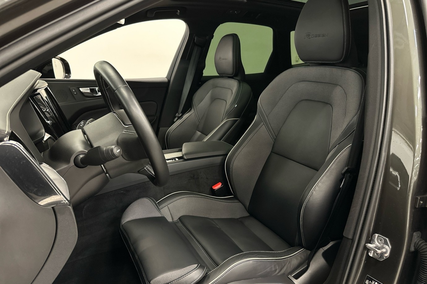 Esittelykuva VOLVO XC60 lataushybridiautosta.