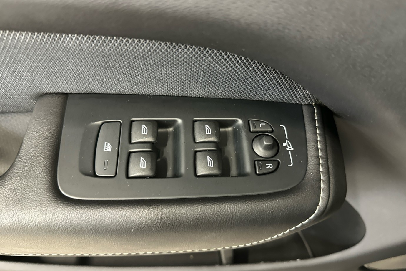 Esittelykuva VOLVO XC60 lataushybridiautosta.