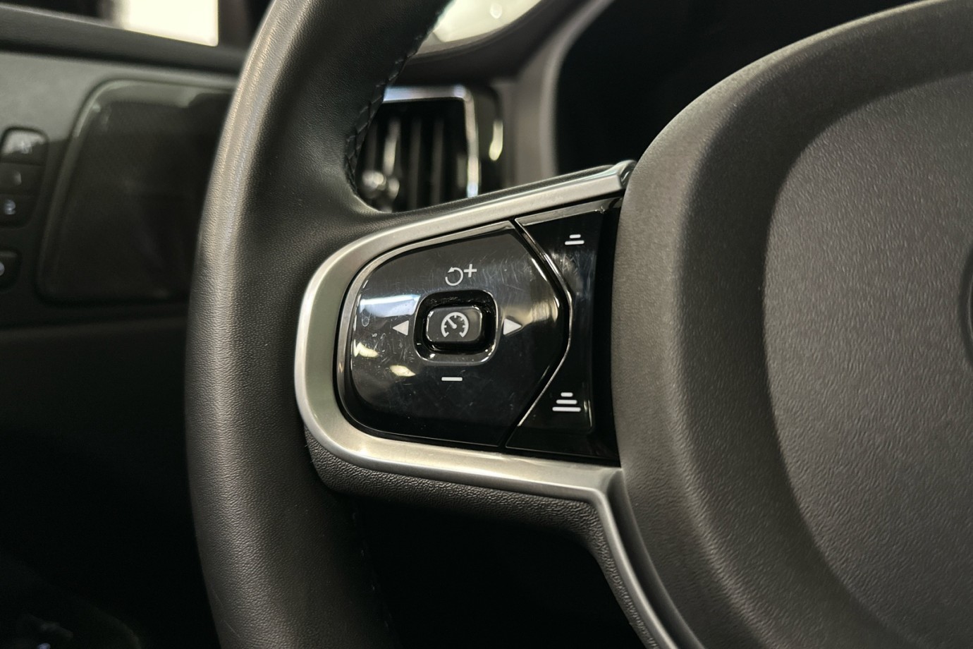 Esittelykuva VOLVO XC60 lataushybridiautosta.