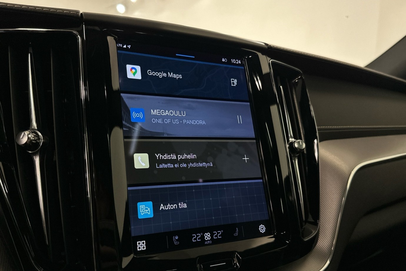 Esittelykuva VOLVO XC60 lataushybridiautosta.