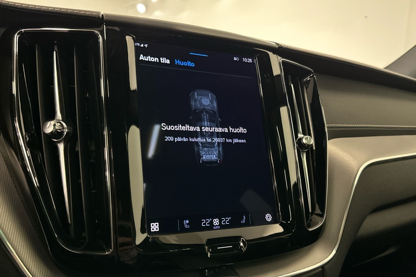 Esittelykuva VOLVO XC60 lataushybridiautosta.