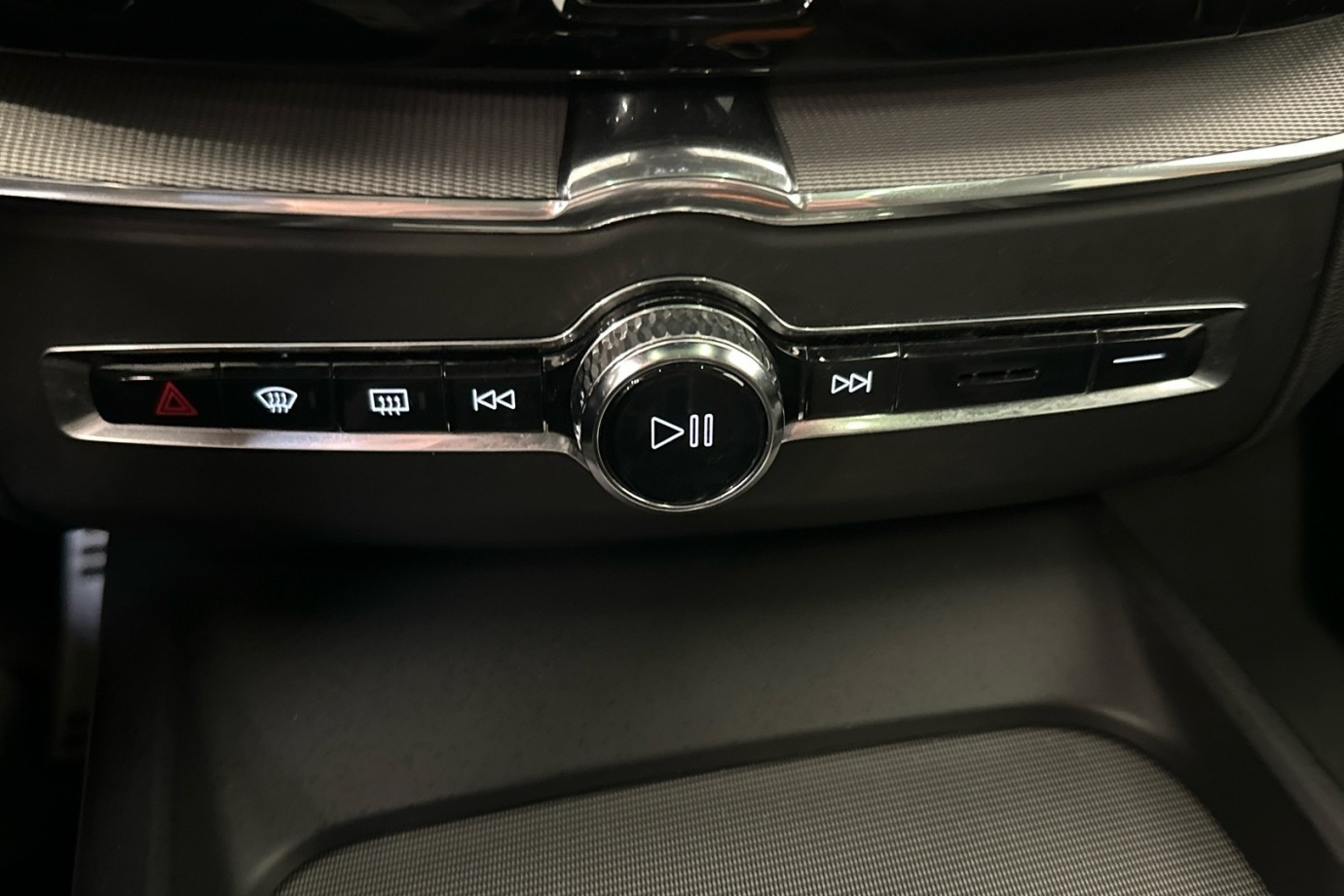Esittelykuva VOLVO XC60 lataushybridiautosta.