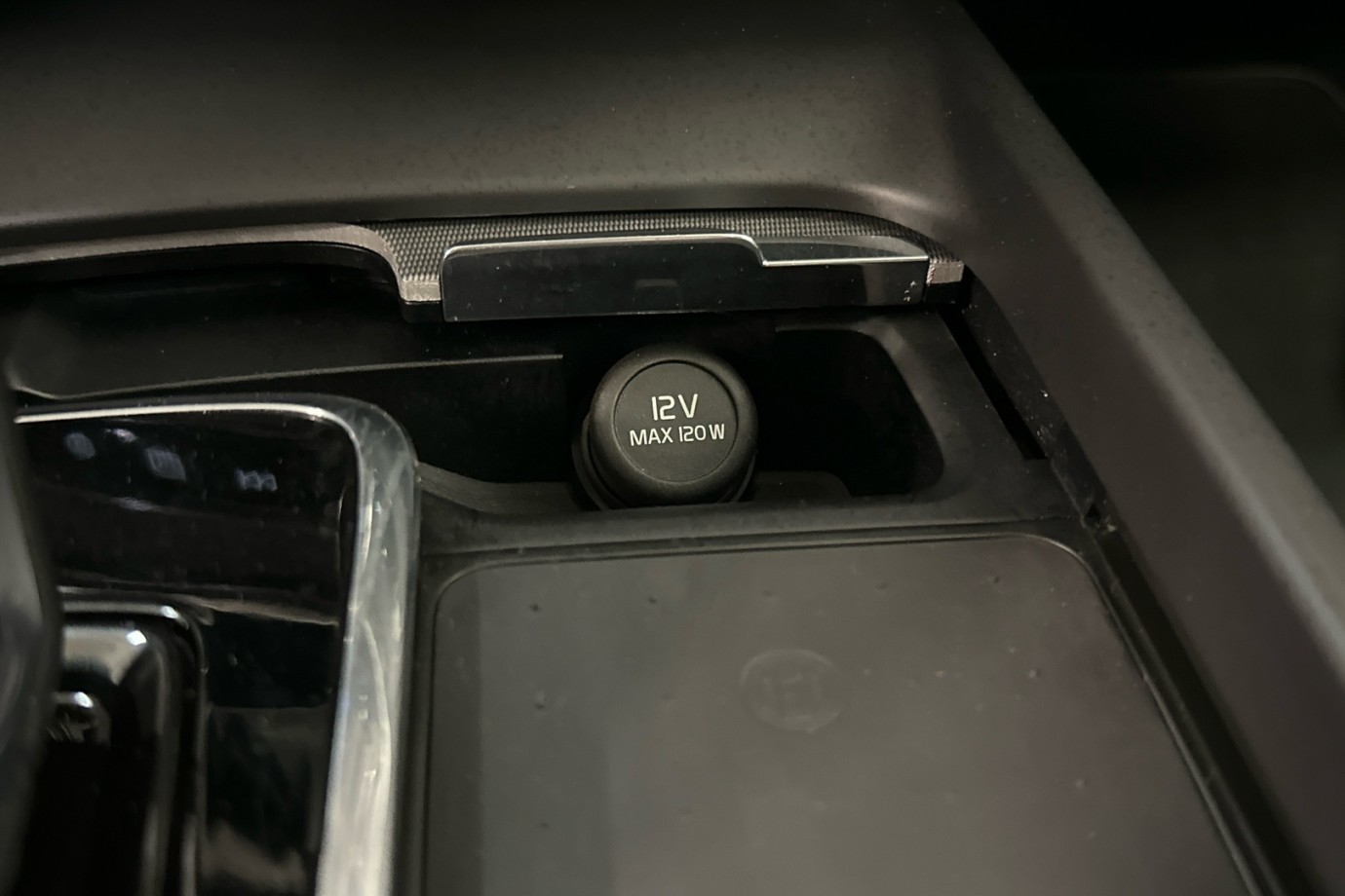 Esittelykuva VOLVO XC60 lataushybridiautosta.