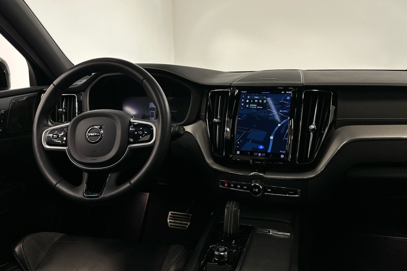Esittelykuva VOLVO XC60 lataushybridiautosta.