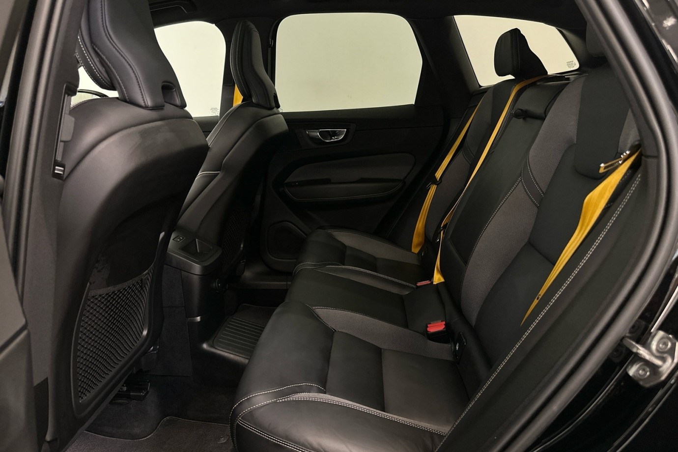 Esittelykuva VOLVO XC60 lataushybridiautosta.