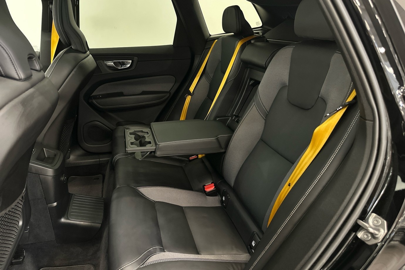 Esittelykuva VOLVO XC60 lataushybridiautosta.