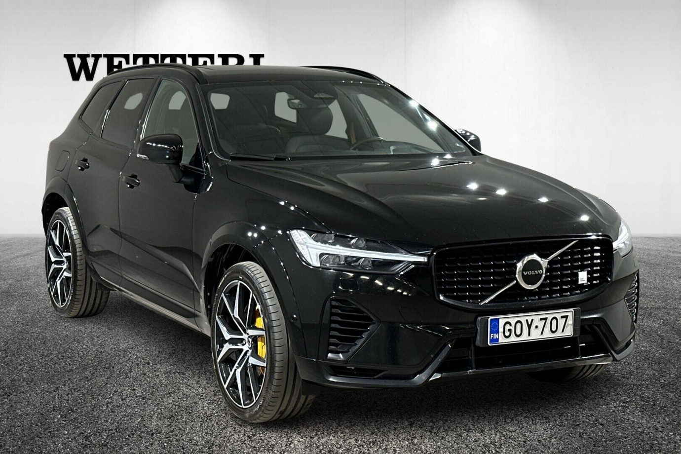 Esittelykuva VOLVO XC60 lataushybridiautosta.