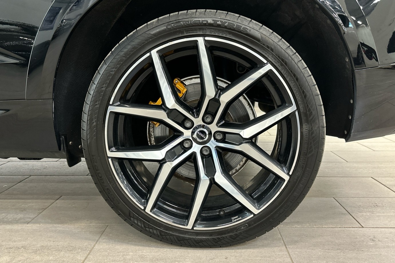 Esittelykuva VOLVO XC60 lataushybridiautosta.