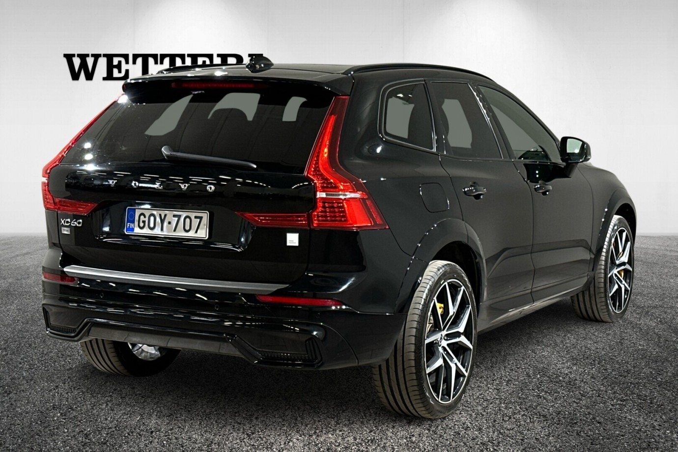 Esittelykuva VOLVO XC60 lataushybridiautosta.