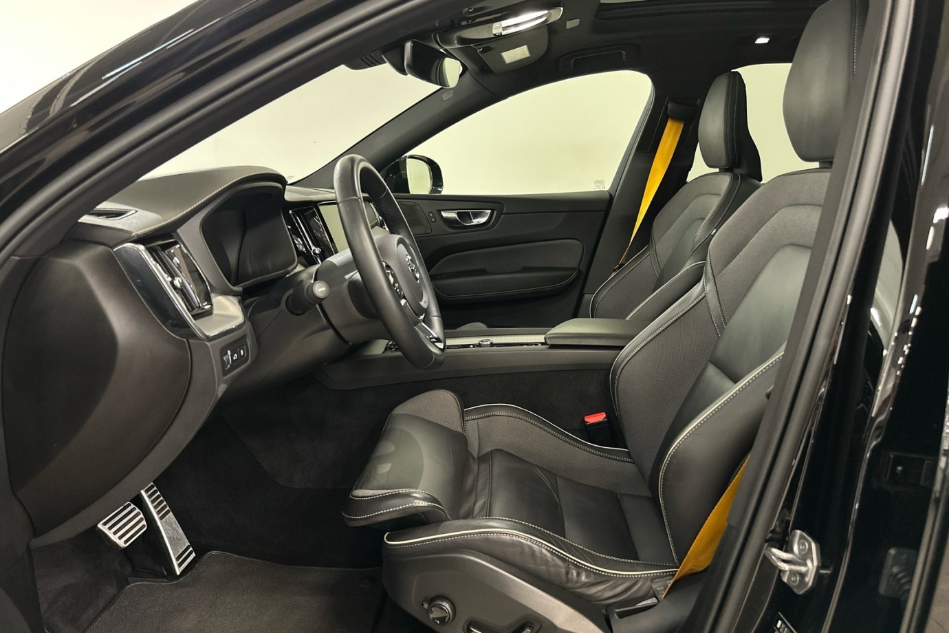 Esittelykuva VOLVO XC60 lataushybridiautosta.