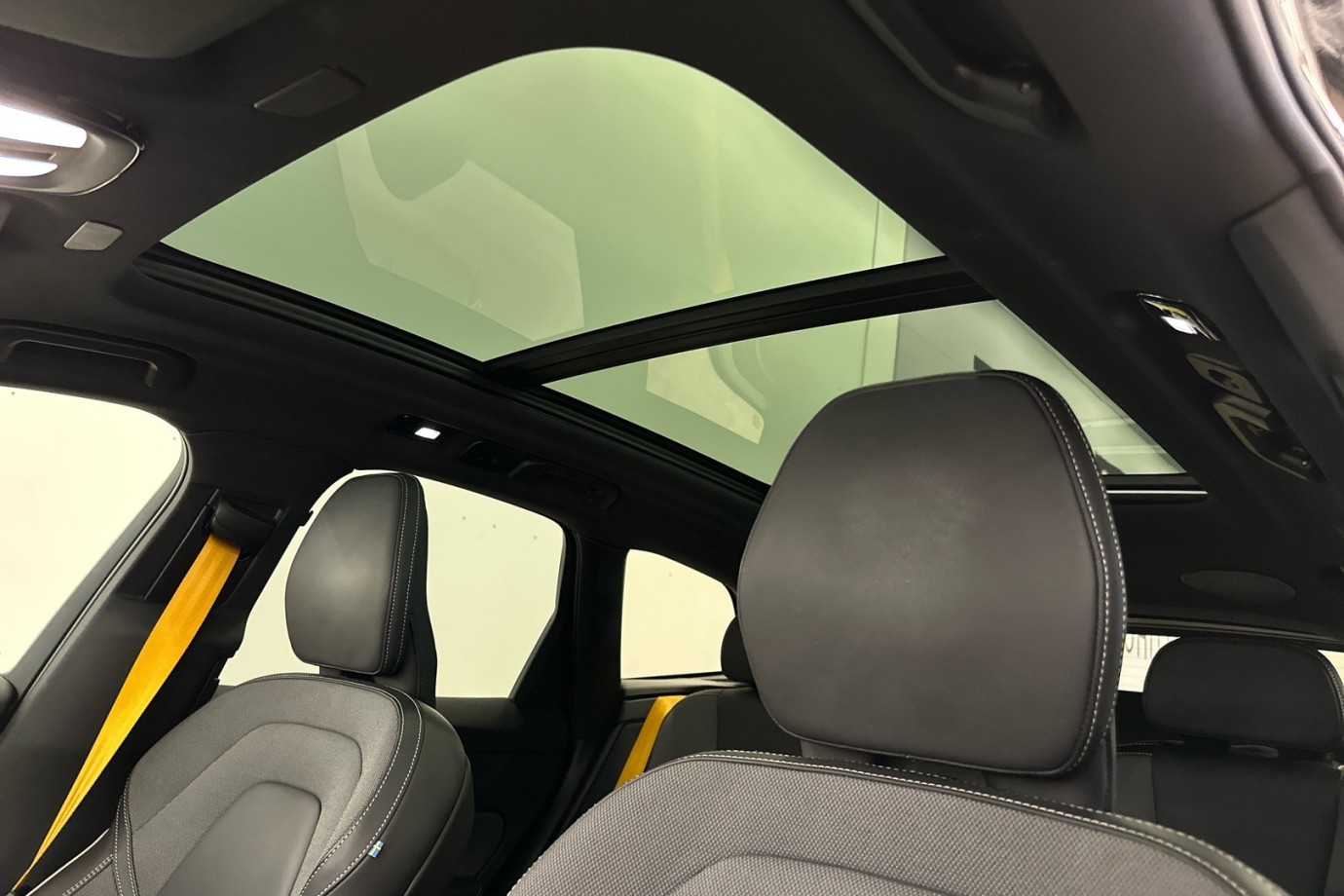 Esittelykuva VOLVO XC60 lataushybridiautosta.