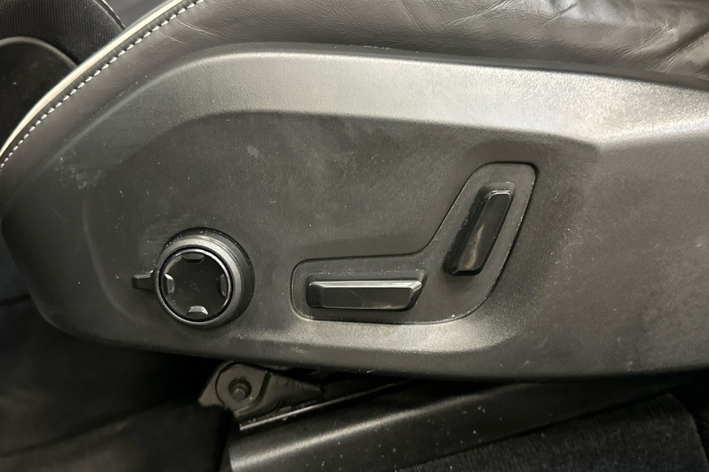 Esittelykuva VOLVO XC60 lataushybridiautosta.