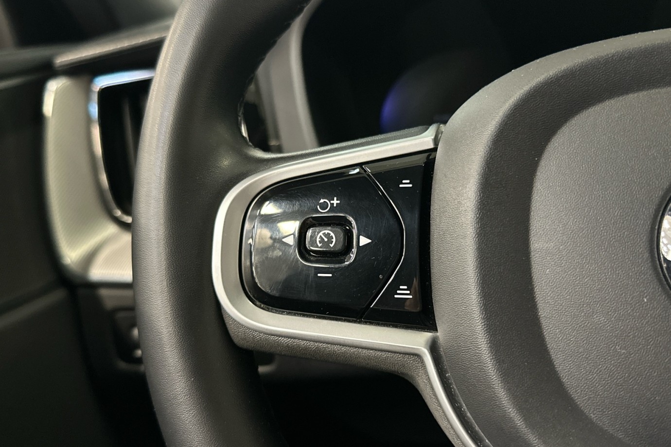 Esittelykuva VOLVO XC60 lataushybridiautosta.