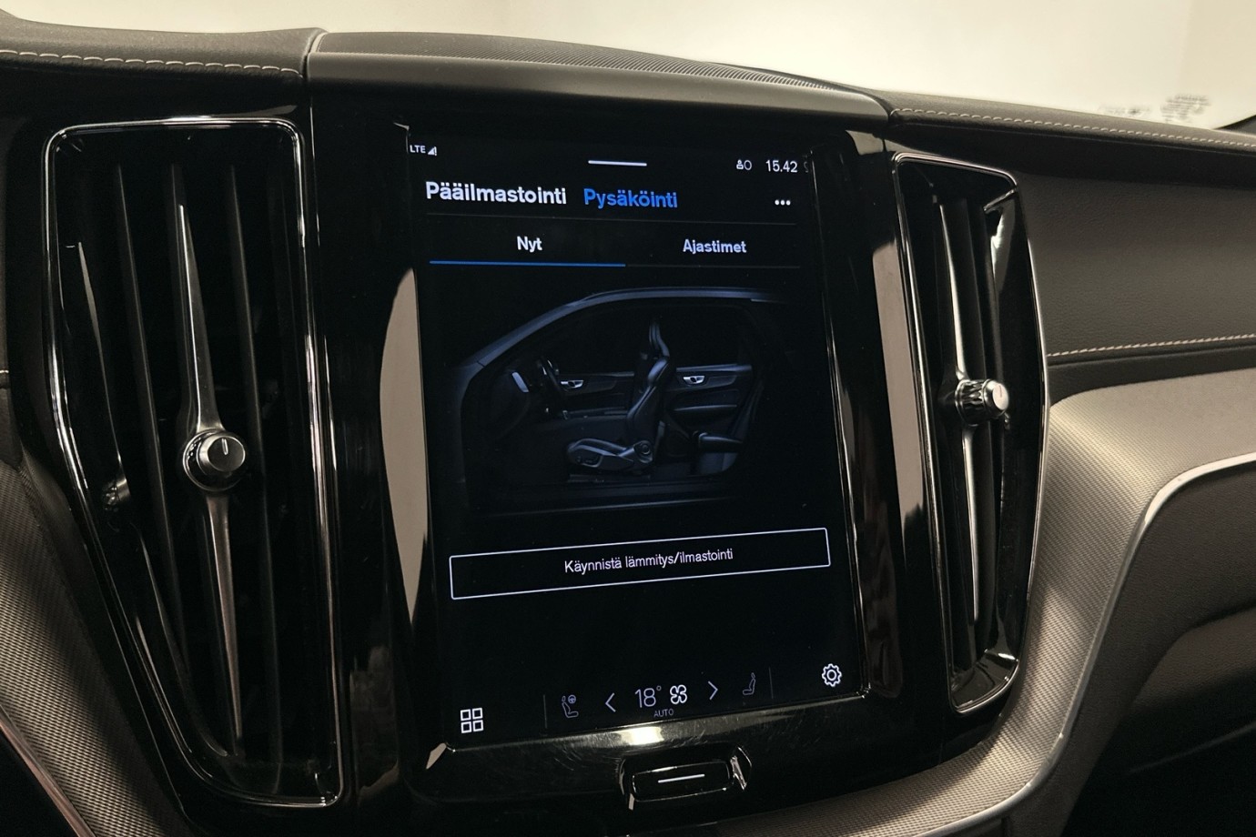 Esittelykuva VOLVO XC60 lataushybridiautosta.
