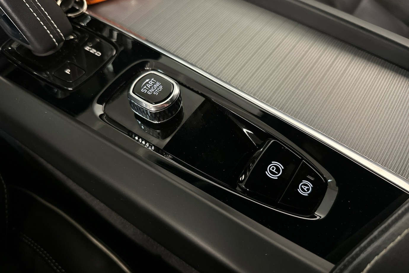 Esittelykuva VOLVO XC60 lataushybridiautosta.