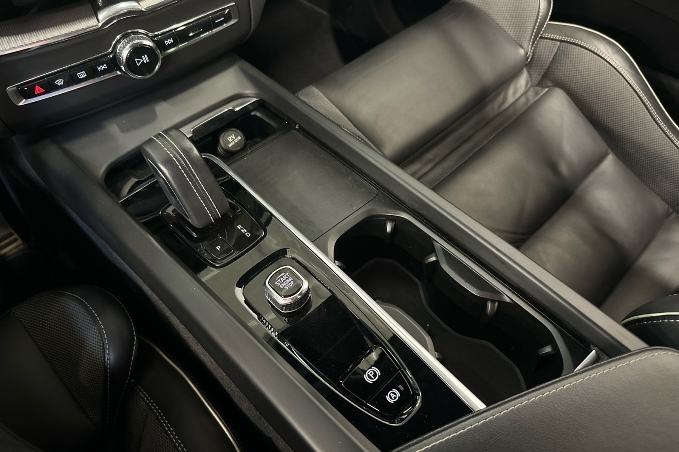 Esittelykuva VOLVO XC60 lataushybridiautosta.
