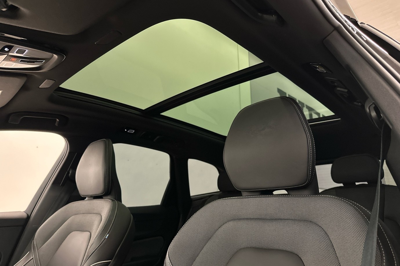 Esittelykuva VOLVO XC60 lataushybridiautosta.