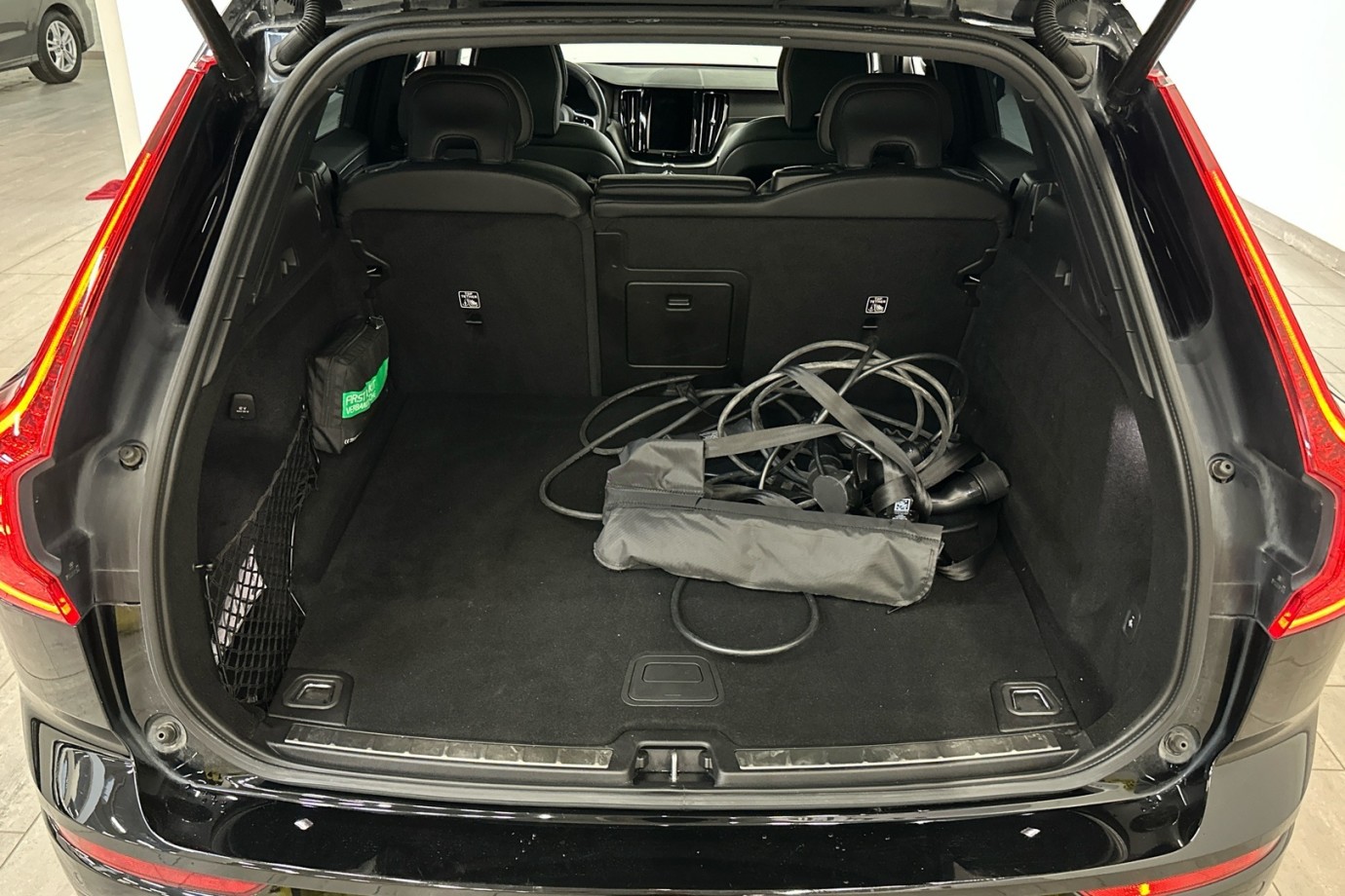 Esittelykuva VOLVO XC60 lataushybridiautosta.