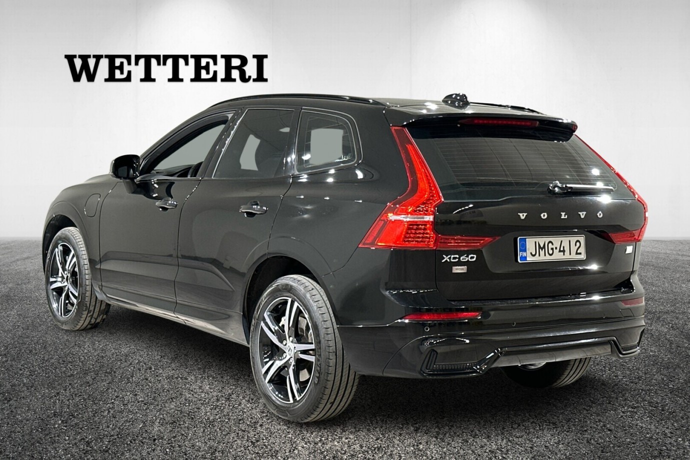 Esittelykuva VOLVO XC60 lataushybridiautosta.