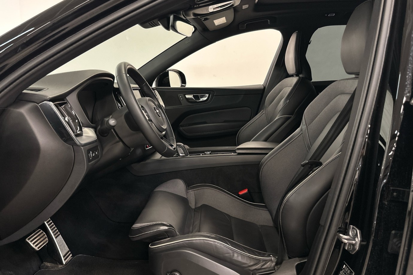 Esittelykuva VOLVO XC60 lataushybridiautosta.