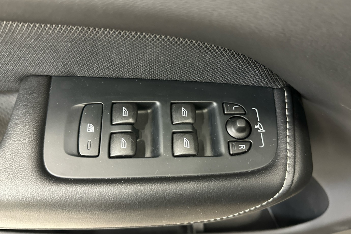 Esittelykuva VOLVO XC60 lataushybridiautosta.