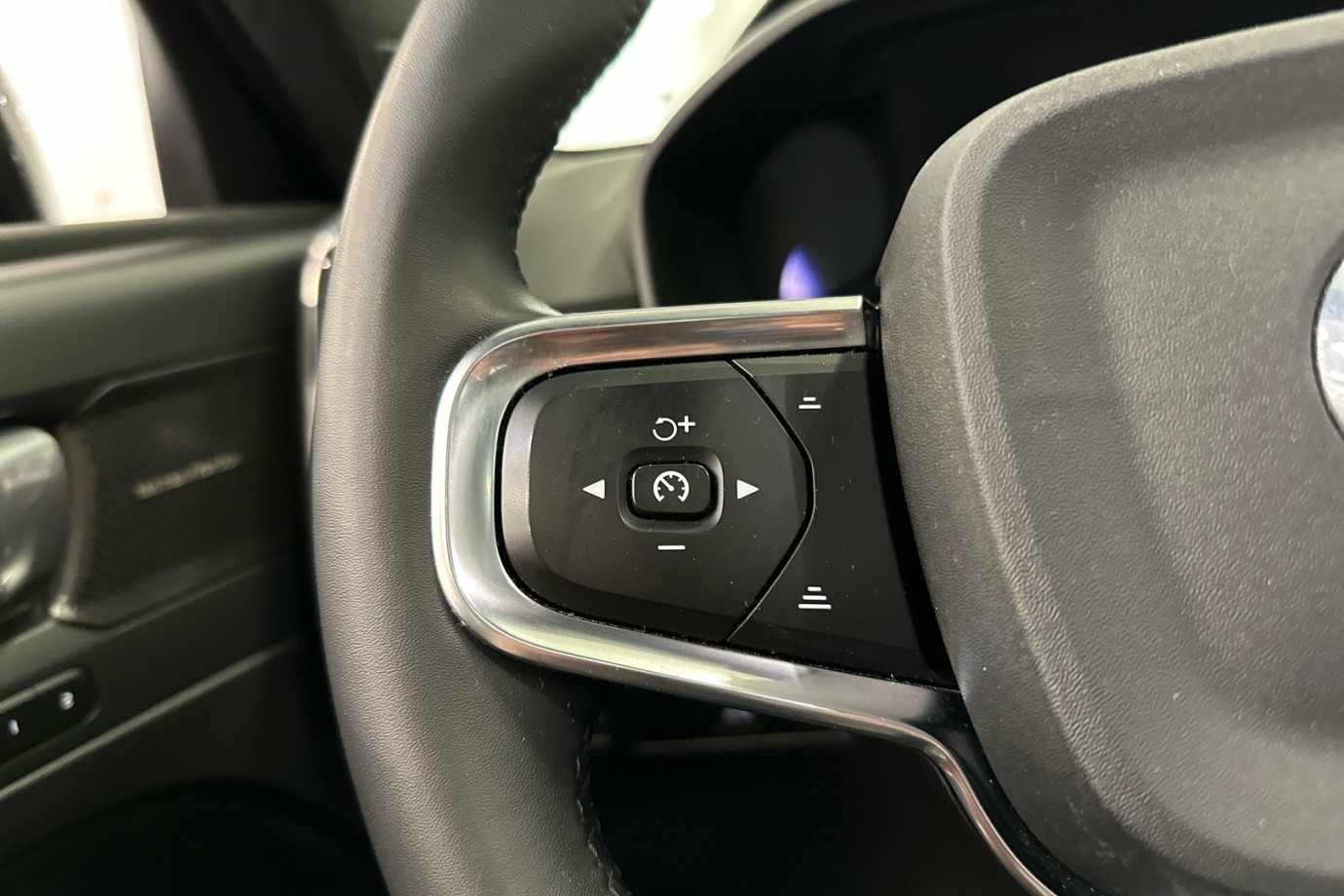 Esittelykuva VOLVO XC40 täyssähköautosta.