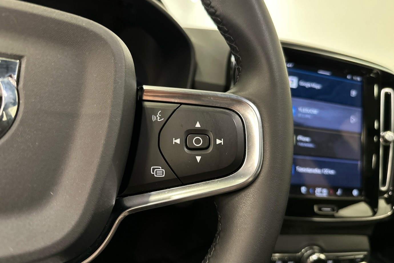 Esittelykuva VOLVO XC40 täyssähköautosta.