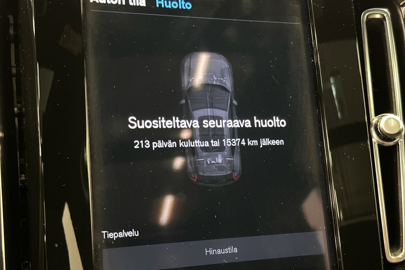 Esittelykuva VOLVO XC40 täyssähköautosta.