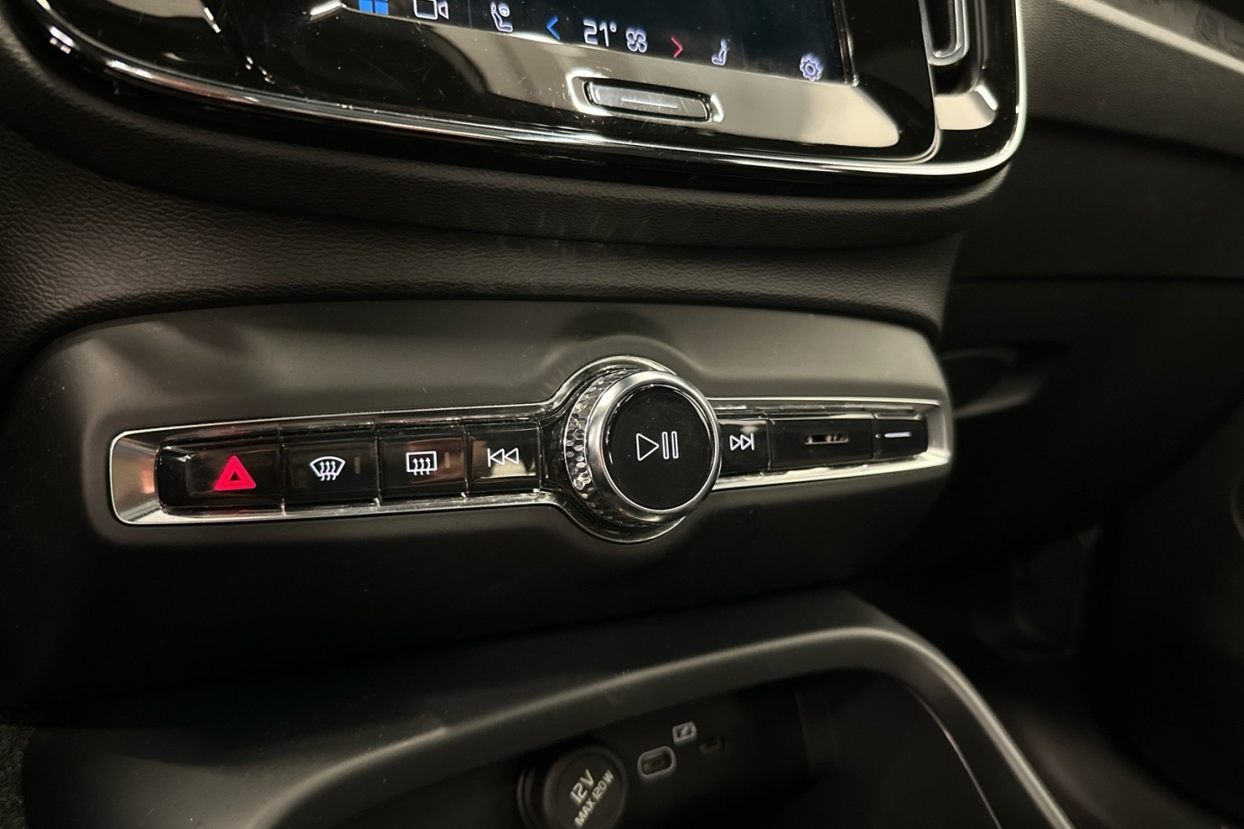 Esittelykuva VOLVO XC40 täyssähköautosta.