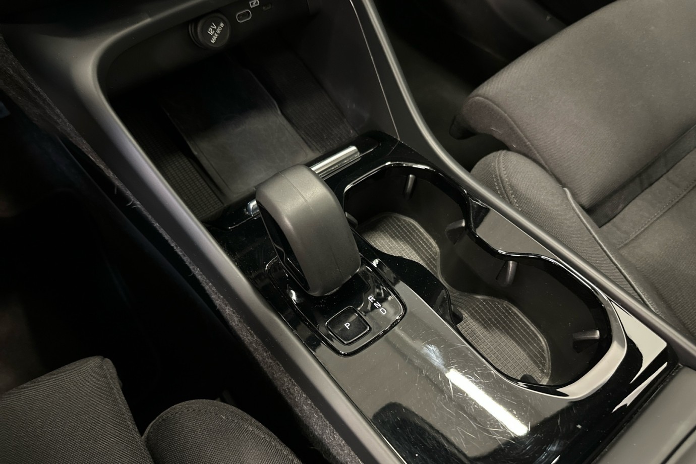 Esittelykuva VOLVO XC40 täyssähköautosta.
